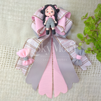 Maxi Lazo con Muñeca Cerámica - Gris Azulado y Rosa Pastel